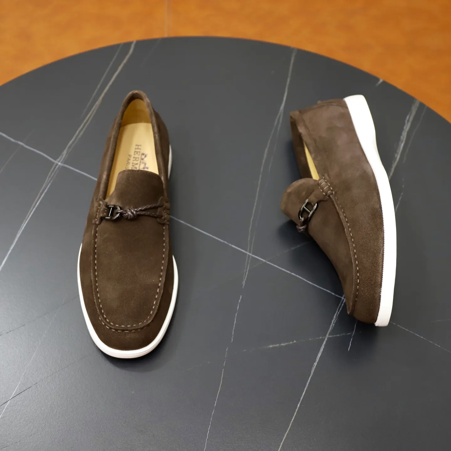 Ex-factory price: 540💰Hermès/Hermès slip-on men's shoes. This shoe is made of imported cow suede leather, with simple and smooth lines, and a 3CM rubber foam ultra-light sole combined with aerodynamic design! Youthful and fashionable, H button decoration, contrasting leather embellishment on the heel, calf lining to gently wrap your feet, with embossed logo cowhide feet, leather rock strips, casual and urban style, highlighting youthful vitality, sports and leisure version, super versatile Size number: 38-39-40-41-42-43-44 Standard leather shoe size (45 can be customized but does not support returns)